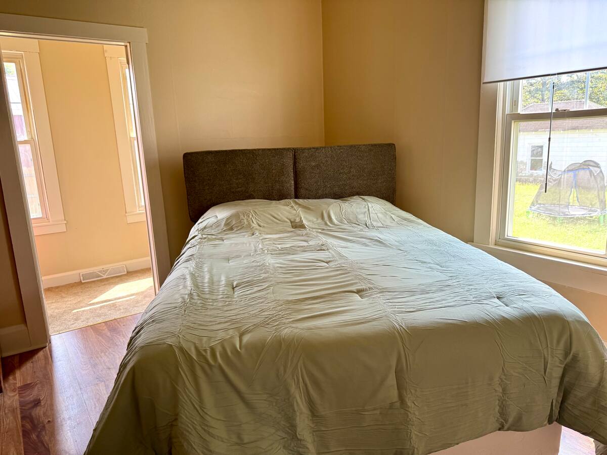 Queen bed in the Craftsman bedroom